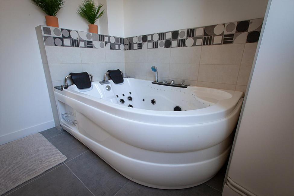 Bed and Breakfast Confidences Escale A Brissac Exterior foto